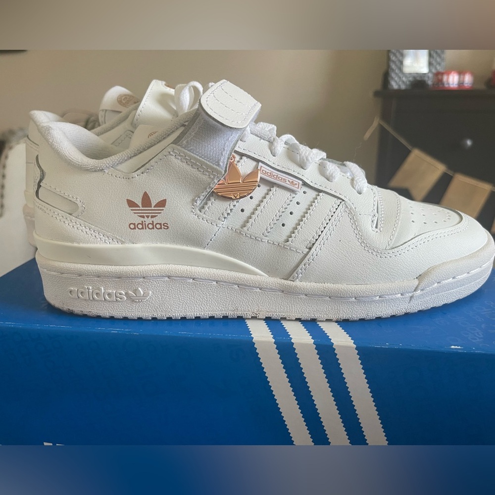 Adidas Women’s White and Rose Gold Forum Sneakera
